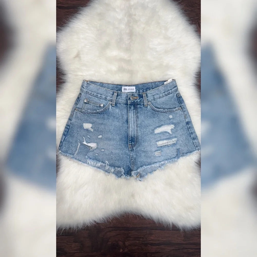 Zara Short - Picture 1 of 6